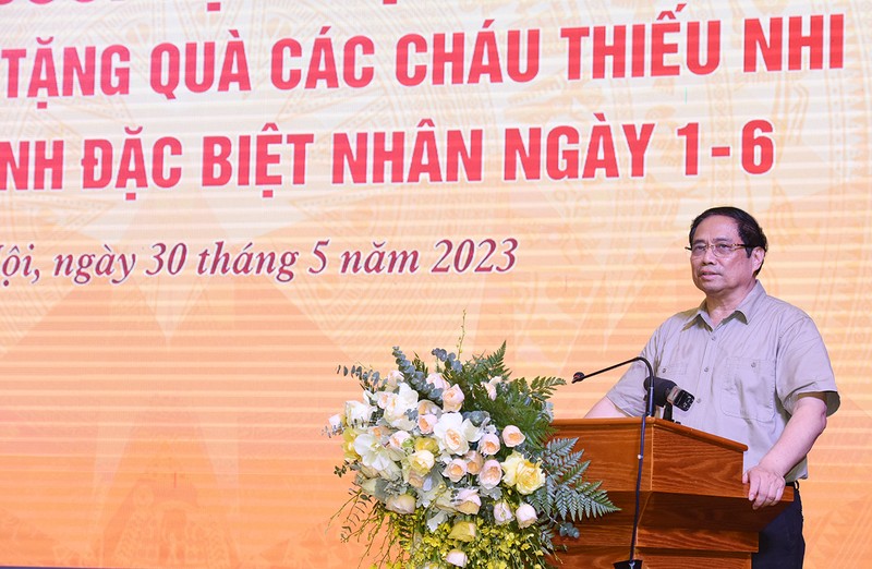 Thủ tướng Phạm Minh Chính phát biểu ý kiến tại buổi gặp mặt động viên và tặng quà các cháu thiếu nhi có hoàn cảnh đặc biệt nhân Ngày Quốc tế thiếu nhi 1/6 và Tháng hành động vì trẻ em của Trung tâm Hỗ trợ phát triển giáo dục hòa nhập. (Ảnh: Trần Hải)