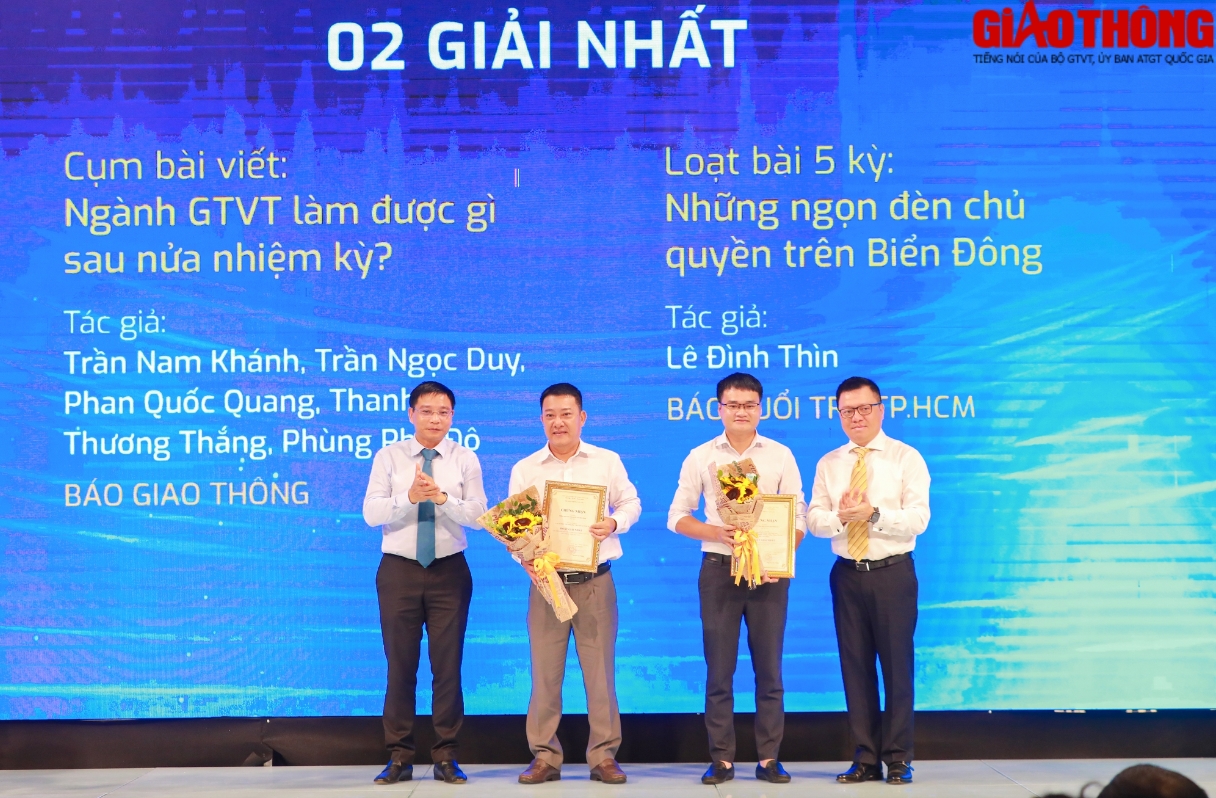 Bộ trưởng GTVT Nguyễn Văn Thắng và ông Lê Quốc Minh, Ủy viên Ban Chấp hành Trung ương Đảng, Tổng biên tập báo Nhân Dân, Phó Trưởng Ban Tuyên giáo Trung ương, Chủ tịch Hội Nhà báo Việt Nam trao giải Nhất cho các tác giả đoạt giải. Ảnh minh họa