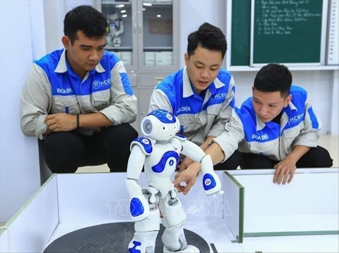 Sinh viên Lớp cơ điện tử 15 tự lập trình điều khiển các hoạt động robot tại Trường Cao đẳng Cơ điện Hà Nội. Ảnh: Hoàng Hiếu/TTXVN