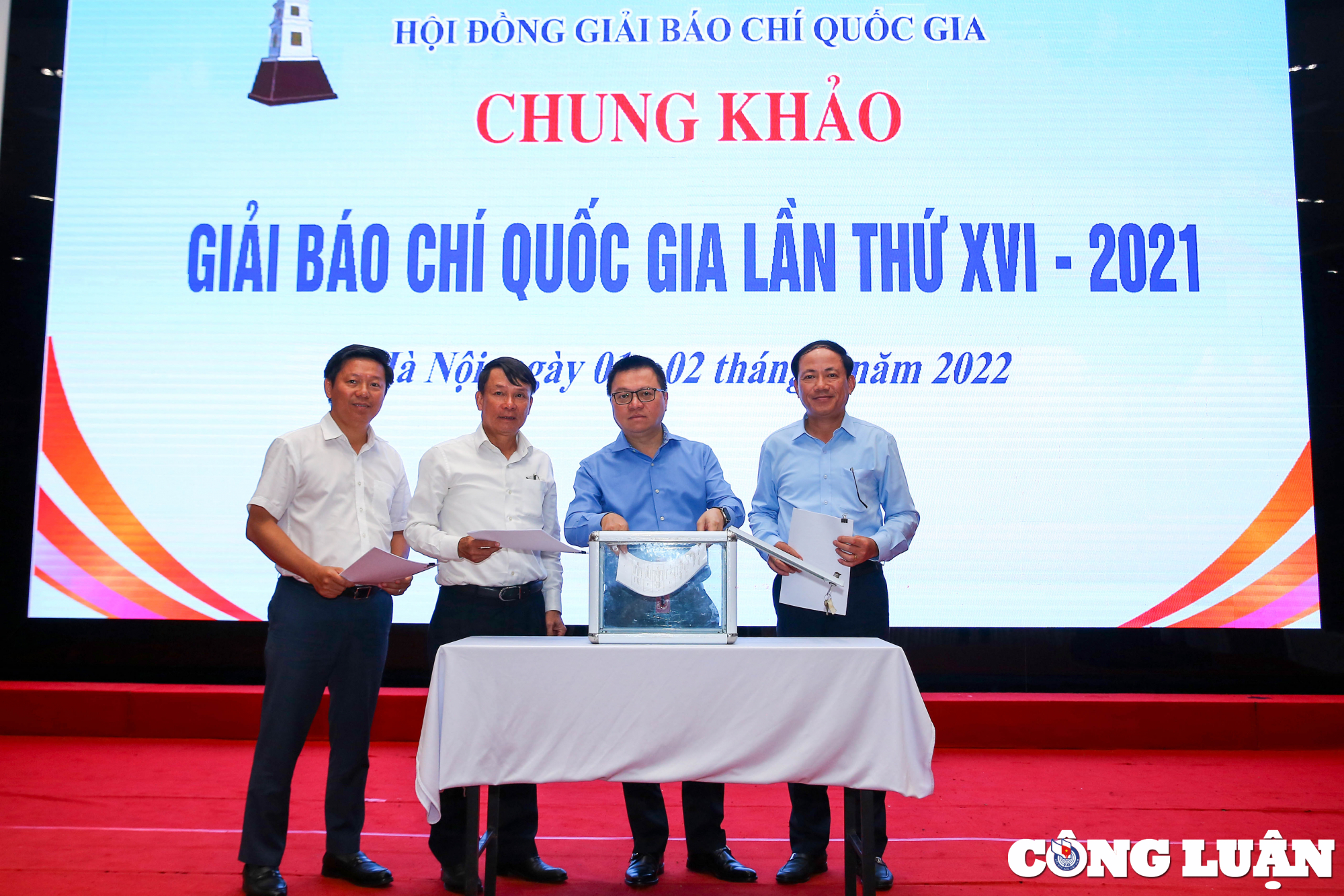 Hội đồng Chung khảo tiến hành bỏ phiếu lựa chọn các tác phẩm báo chí chất lượng.