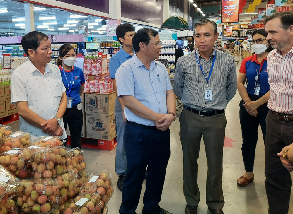 Đồng chí Phan Thế Tuấn cùng các đại biểu thăm quầy bán vải thiều tại Siêu thị MM Mega Market (TP Hồ Chí Minh).