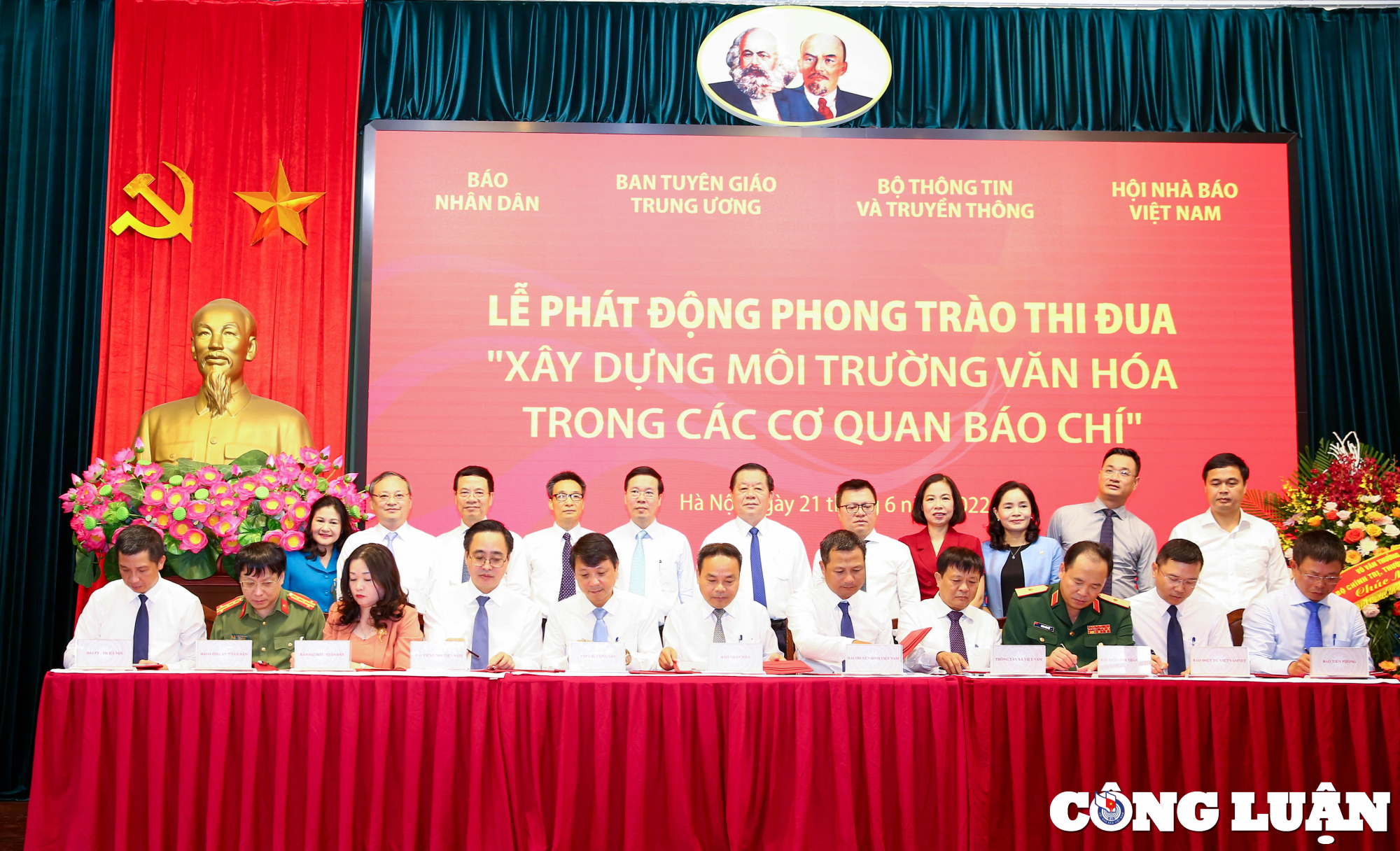 Các cơ quan báo chí triển khai nghi thức ký cam kết thực hiện phong trào thi đua.