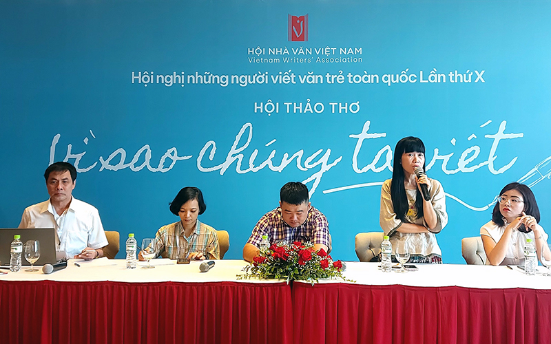 Trao đổi tại hội thảo thơ 