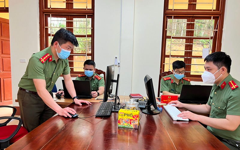 Hoạt động của cán bộ Phòng An ninh mạng và phòng, chống tội phạm sử dụng công nghệ cao, Công an Bắc Kạn (Ảnh: Tuấn Sơn).