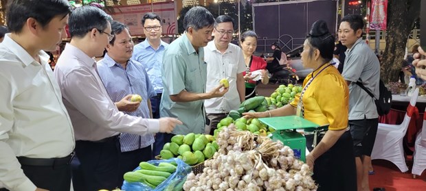 Tuần lễ nông sản Sơn La tạo sức hút với khách hàng Thủ đô. (Ảnh: Đức Duy/Vietnam+)