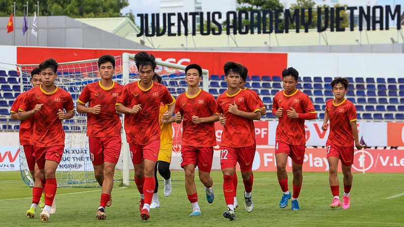 Đội tuyển U17 Việt Nam tích cực tập luyện tại sân vận động Bà Rịa-Vũng Tàu. (Ảnh: VFF)