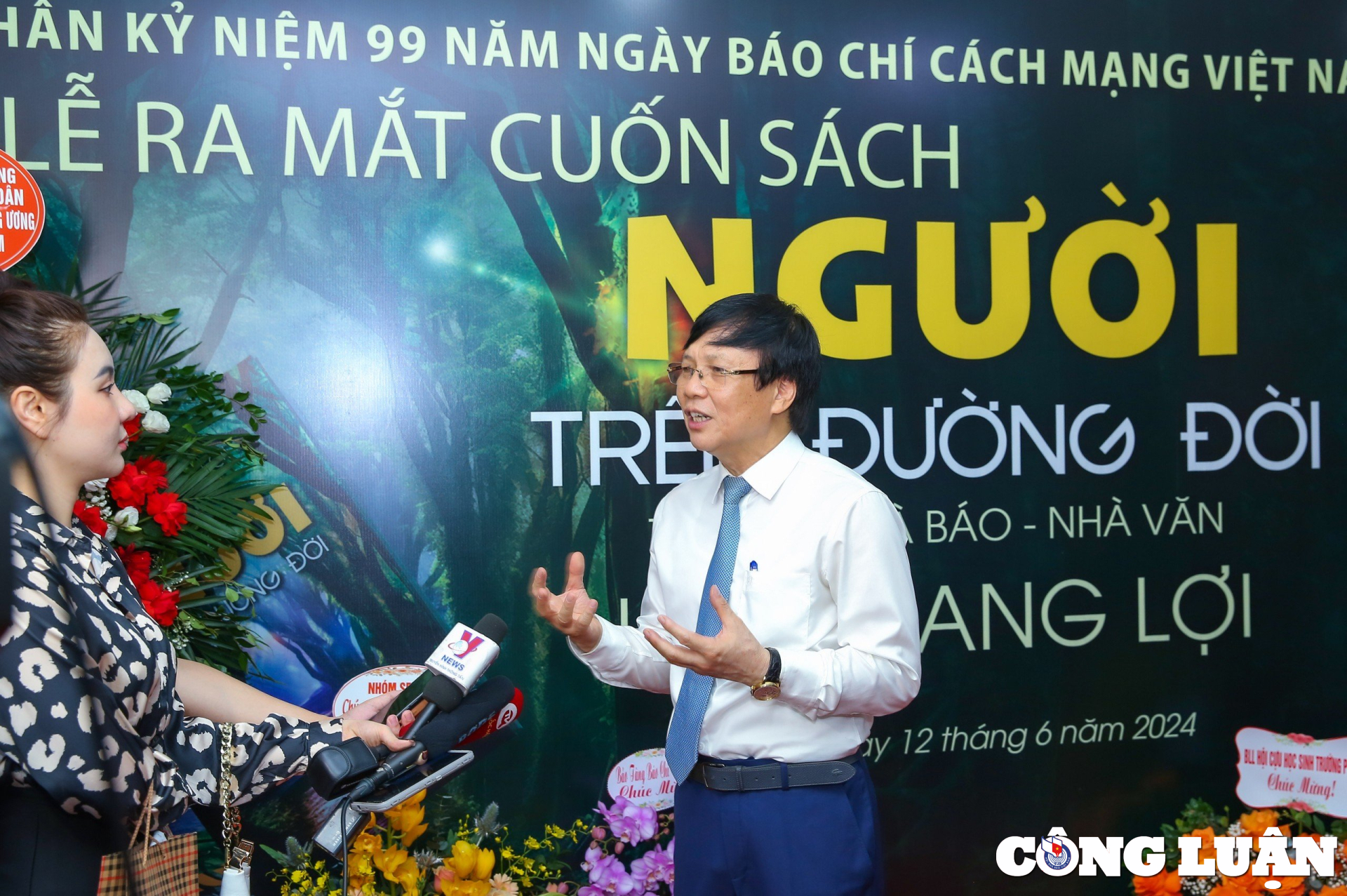 Nhà báo, nhà văn Hồ Quang Lợi trả lời các cơ quan báo chí về tại tại lễ ra mắt sách “Người trên đường đời”.