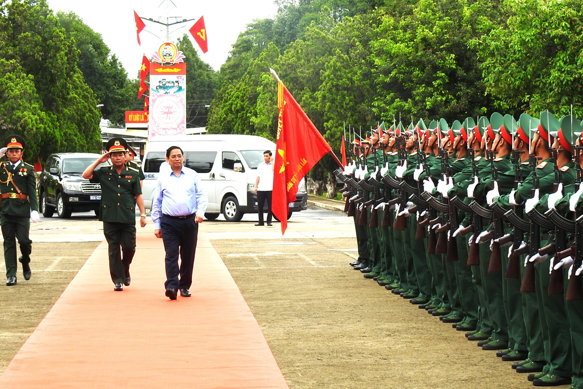 Thủ tướng Chính phủ Phạm Minh Chính đến thăm, làm việc với Bộ Chỉ huy quân sự tỉnh Đắk Lắk.