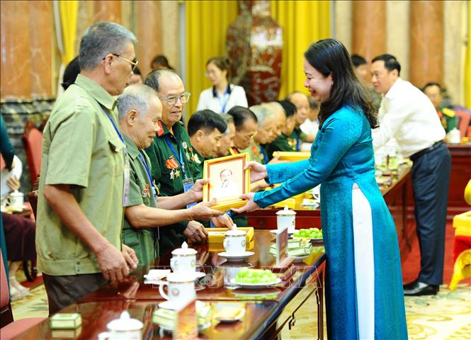 Phó Chủ tịch nước Võ Thị Ánh Xuân tặng ảnh chân dung Chủ tịch Hồ Chí Minh cho các đại biểu. Ảnh: Minh Đức/TTXVN