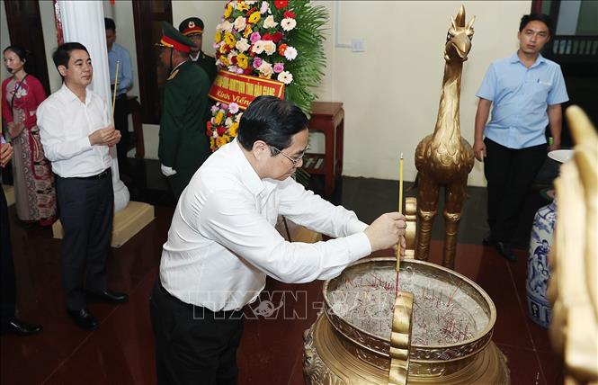 Thủ tướng Phạm Minh Chính dâng hương tại Đền thờ Chủ tịch Hồ Chí Minh ở xã Lương Tâm, huyện Long Mỹ. Ảnh: Dương Giang/TTXVN