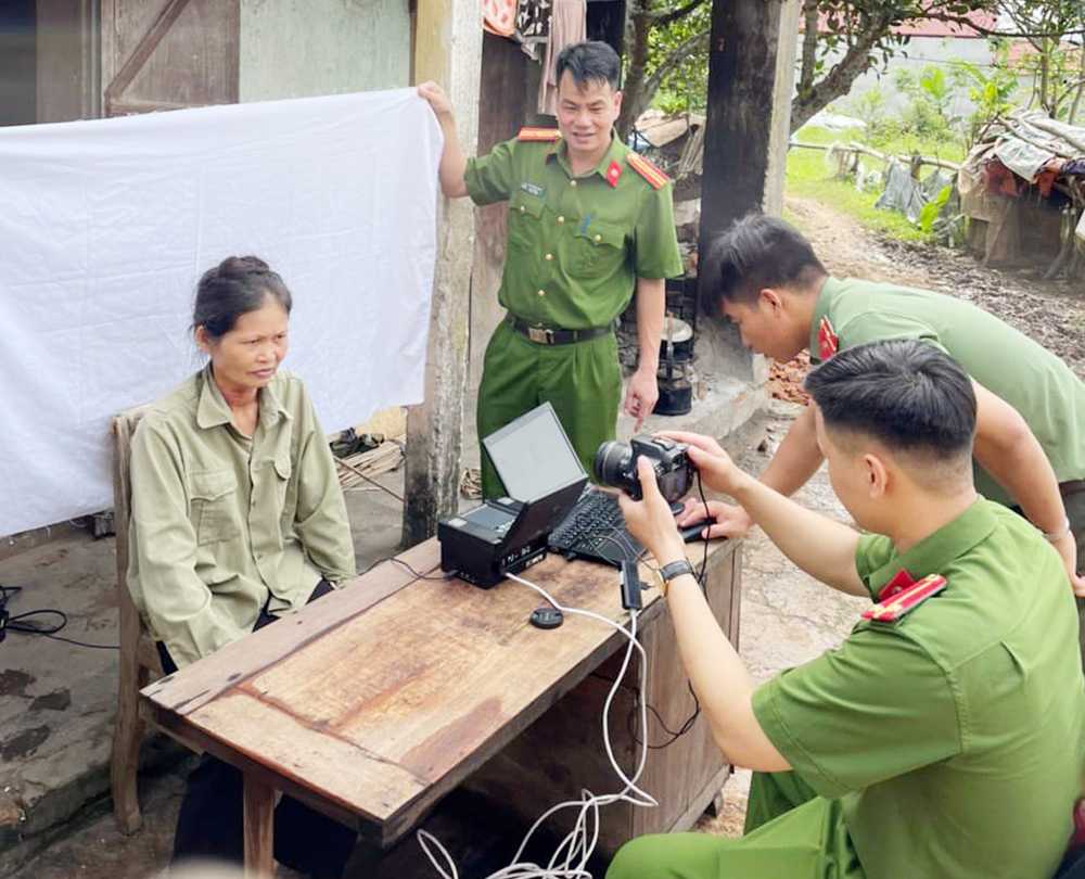 Cán bộ Công an huyện Lục Ngạn tổ chức thu nhận hồ sơ cấp tài khoản định danh điện tử tại nhà cho công dân xã Hồng Giang.