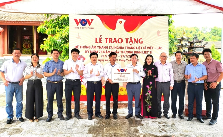 Phó Tổng Giám đốc Đài Tiếng nói Việt Nam Vũ Hải Quang (phải) trao tặng hệ thống âm thanh cho lãnh đạo huyện Anh Sơn (Nghệ An) để lắp đặt tại Nghĩa trang liệt sĩ quốc tế Việt - Lào. Ảnh: Trần Lộc