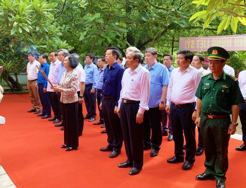 Đồng chí Trương Thị Mai và đoàn công tác Trung ương dâng hương tại Đền tưởng niệm Anh hùng liệt sĩ đường 20 Quyết thắng.