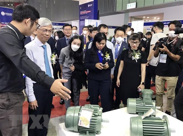 Đại diện UBND Thành phố Hồ Chí Minh, Bộ, ngành, hiệp hội và Ban tổ chức tham quan Vietnam ETE và Enertec Expo 2022. (Ảnh: Mỹ Phương/TTXVN)