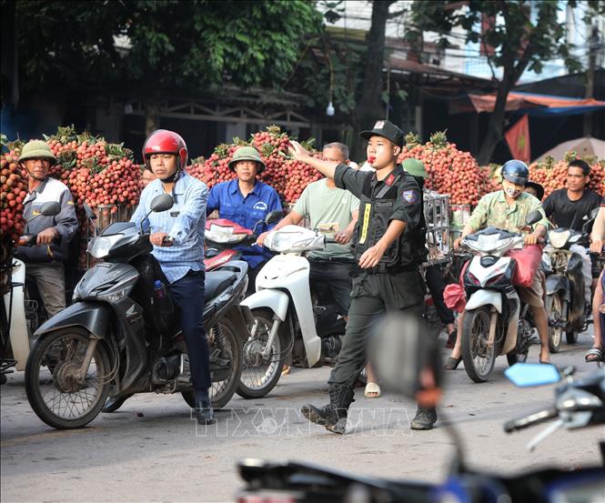 Lực lượng Cảnh sát cơ động được huy động điều tiết giao thông tại các điểm cân vải trên Quốc lộ 31.