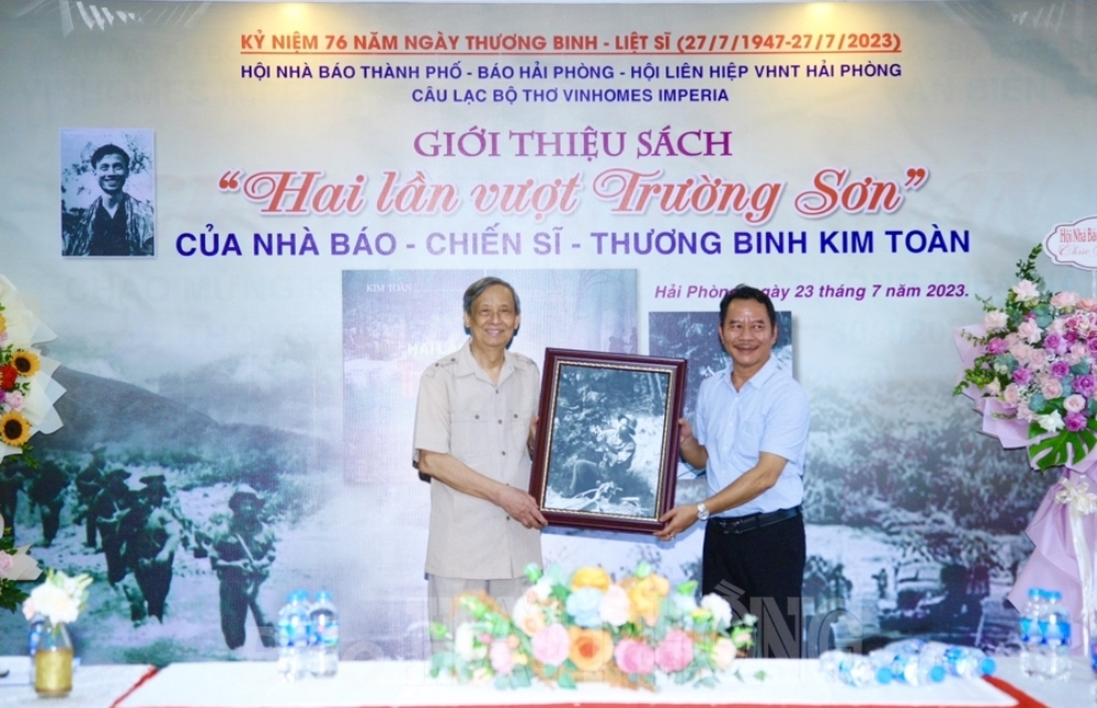 Hội Nhà báo thành phố trao tặng nhà báo, chiến sĩ, thương binh Kim Toàn tác phẩm phục chế hình ảnh nhà báo Kim Toàn (Cao Kim). Ảnh: Duy Thính