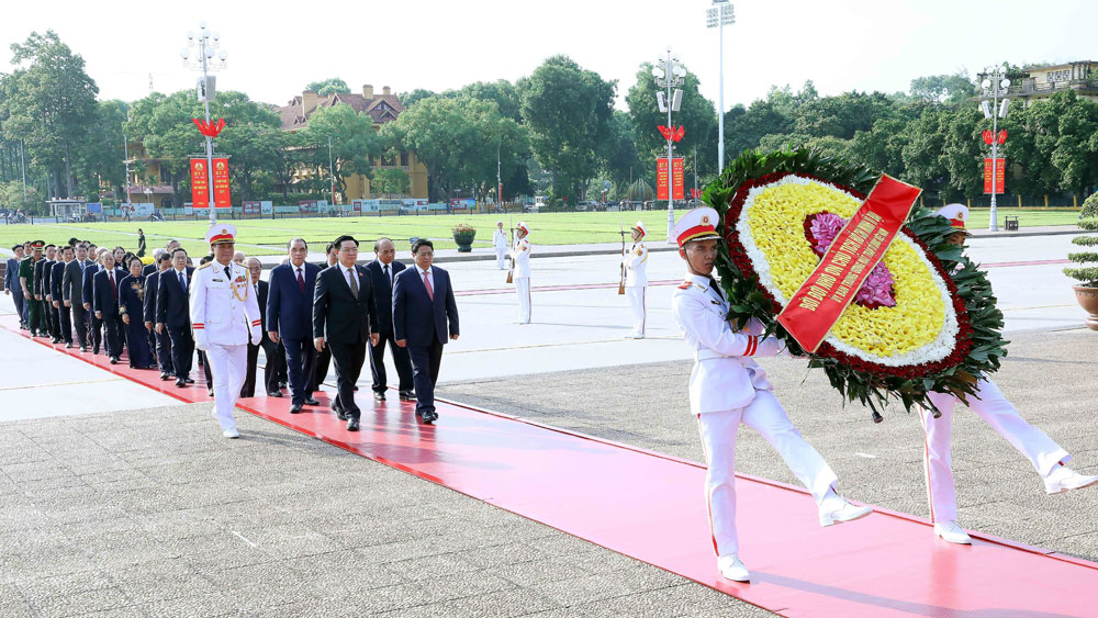 Lãnh đạo Đảng, Nhà nước đến đặt vòng hoa và vào Lăng viếng Chủ tịch Hồ Chí Minh.