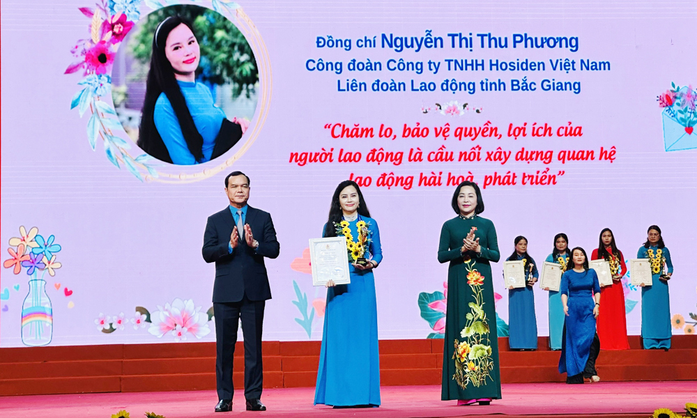 Các đồng chí Ủy viên T.Ư Đảng: Nguyễn Thị Thanh, Phó Chủ tịch Quốc hội; Nguyễn Đình Khang, Chủ tịch Tổng LĐLĐ Việt Nam trao Chứng nhận và Biểu trưng của Tổng LĐLĐ Việt Nam cho chị Nguyễn Thị Thu Phương.