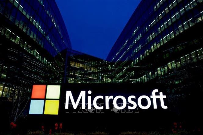 Biểu tượng của Microsoft tại một văn phòng ở Issy-les-Moulineaux, gần Paris, Pháp ngày 25/3/2024. Ảnh: REUTERS/TTXVN