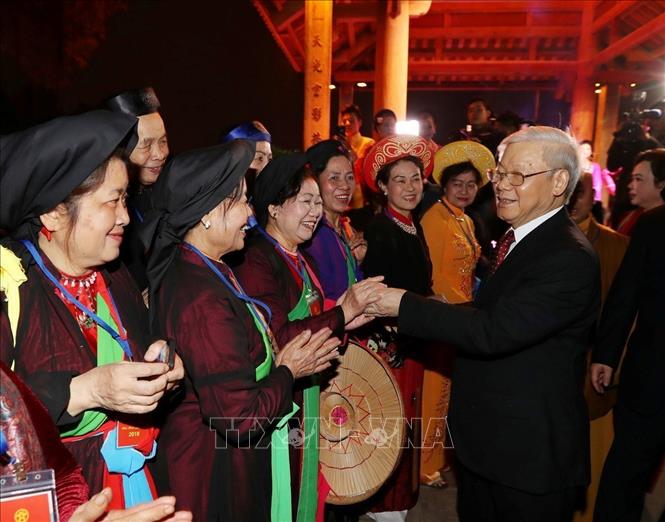 Tổng Bí thư Nguyễn Phú Trọng thăm hỏi và chúc Tết các văn nghệ sĩ (Hà Nội, 15/2/2018). Ảnh: Trí Dũng/TTXVN