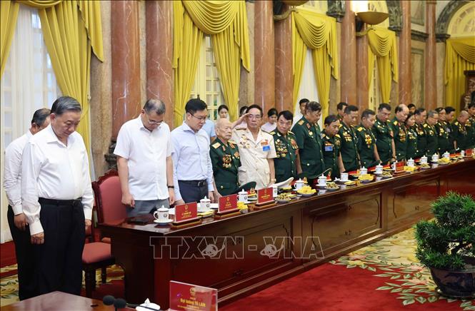 Chủ tịch nước Tô Lâm và các đại biểu tưởng niệm Tổng Bí thư Nguyễn Phú Trọng. Ảnh: Nhan Sáng/TTXVN