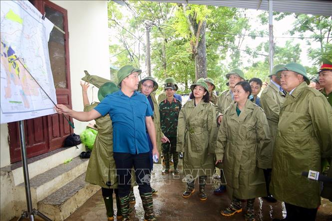 Đồng chí Bùi Thị Minh Hoài, Ủy viên Bộ Chính trị, Bí thư Thành ủy Hà Nội (đứng giữa) kiểm tra công tác phòng chống lũ tại huyện Chương Mỹ. Ảnh: Nguyễn Văn Cảnh/TTXVN