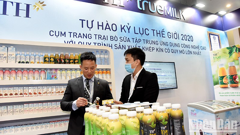 Các sản phẩm được sản xuất theo dây chuyền tuần hoàn của TH True milk luôn được người tiêu dùng quan tâm. (Ảnh: TRẦN HẢI)