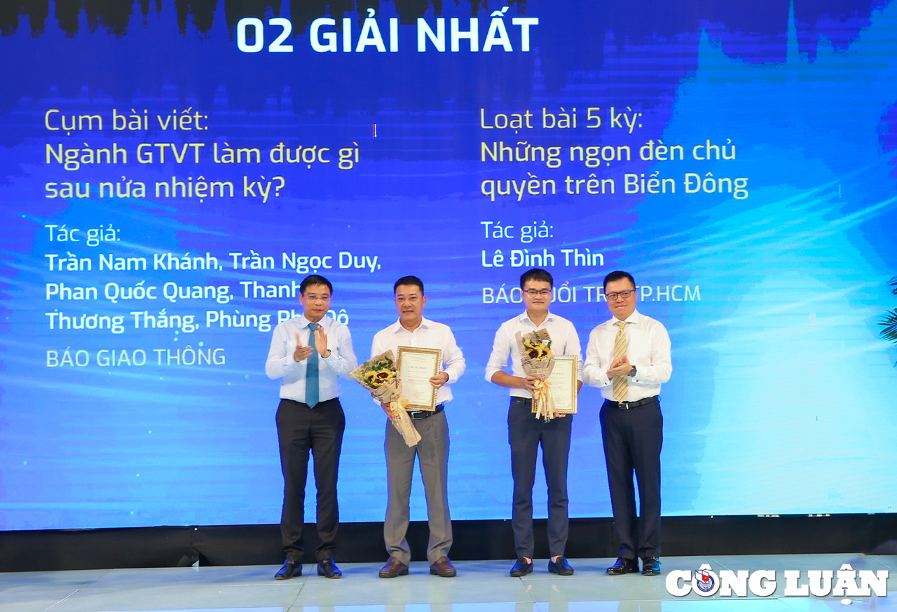 Bộ trưởng GTVT Nguyễn Văn Thắng và ông Lê Quốc Minh, Ủy viên Ban Chấp hành Trung ương Đảng, Phó Trưởng Ban Tuyên giáo Trung ương, Tổng biên tập Báo Nhân Dân, Chủ tịch Hội Nhà báo Việt Nam trao giải Nhất cho các tác giả đoạt giải.