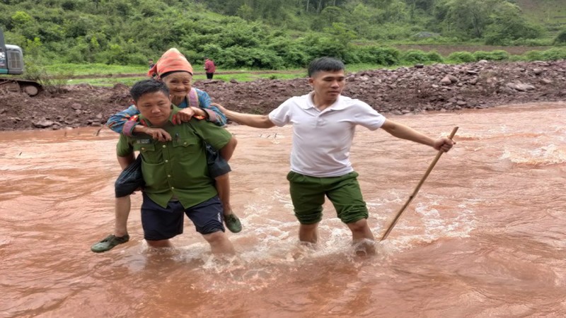 Để giúp Tà Tổng vươn lên, đã có hàng trăm cán bộ đảng viên, chiến sĩ lực lượng vũ trang từ tỉnh đến huyện được cử đến cắm chốt thực hiện 4 cùng với dân.