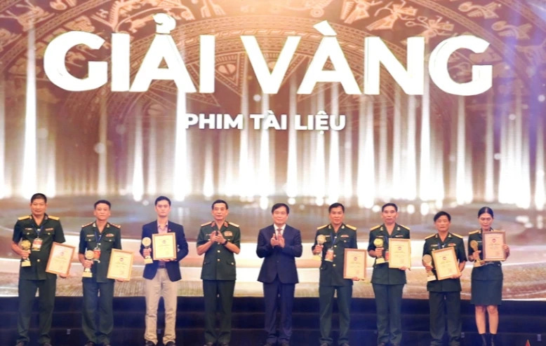 Đại tướng Phan Văn Giang, Ủy viên Bộ Chính trị, Phó Bí thư Quân ủy Trung ương, Bộ trưởng Quốc phòng trao giải Vàng cho các tác giả thể loại phim tài liệu.