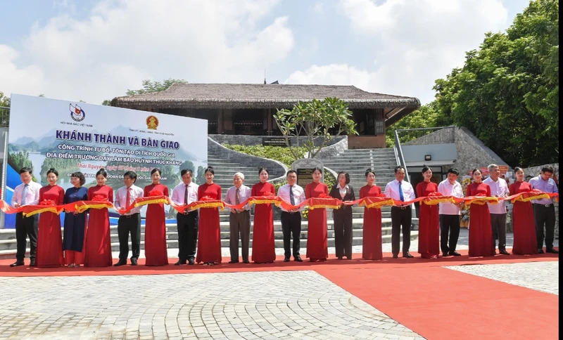 Các đại biểu cắt băng khánh thành, bàn giao di tích Trường dạy làm báo Huỳnh Thúc Kháng.