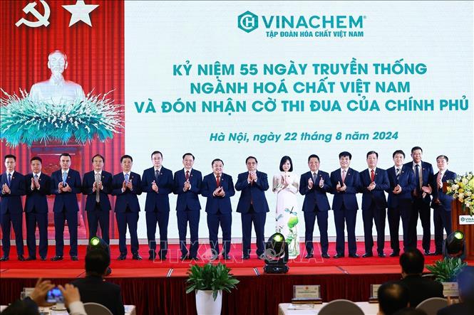 Thủ tướng Phạm Minh Chính với lãnh đạo Tập đoàn Hóa chất Việt Nam. Ảnh: Dương Giang/TTXVN