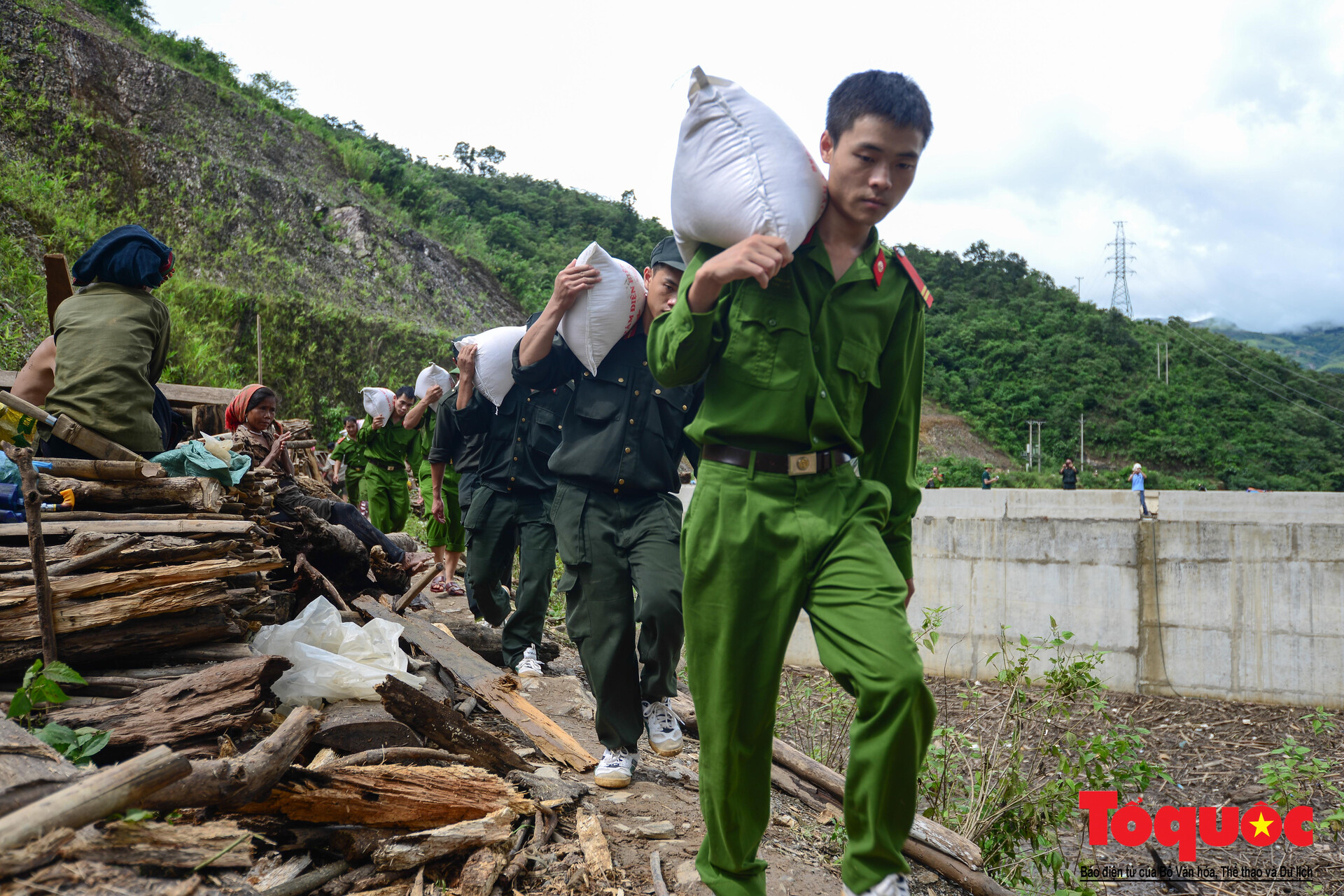 Hình ảnh đẹp về người chiến sĩ công an nhân dân. (Ảnh: Báo Tổ quốc)