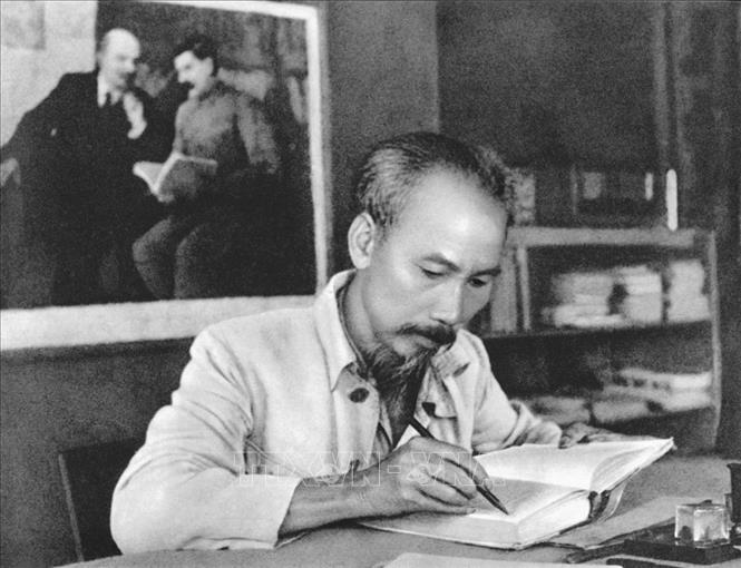 Bác Hồ trong phòng làm việc của Người tại căn cứ địa Việt Bắc (1951). Ảnh: Tư liệu/TTXVN phát