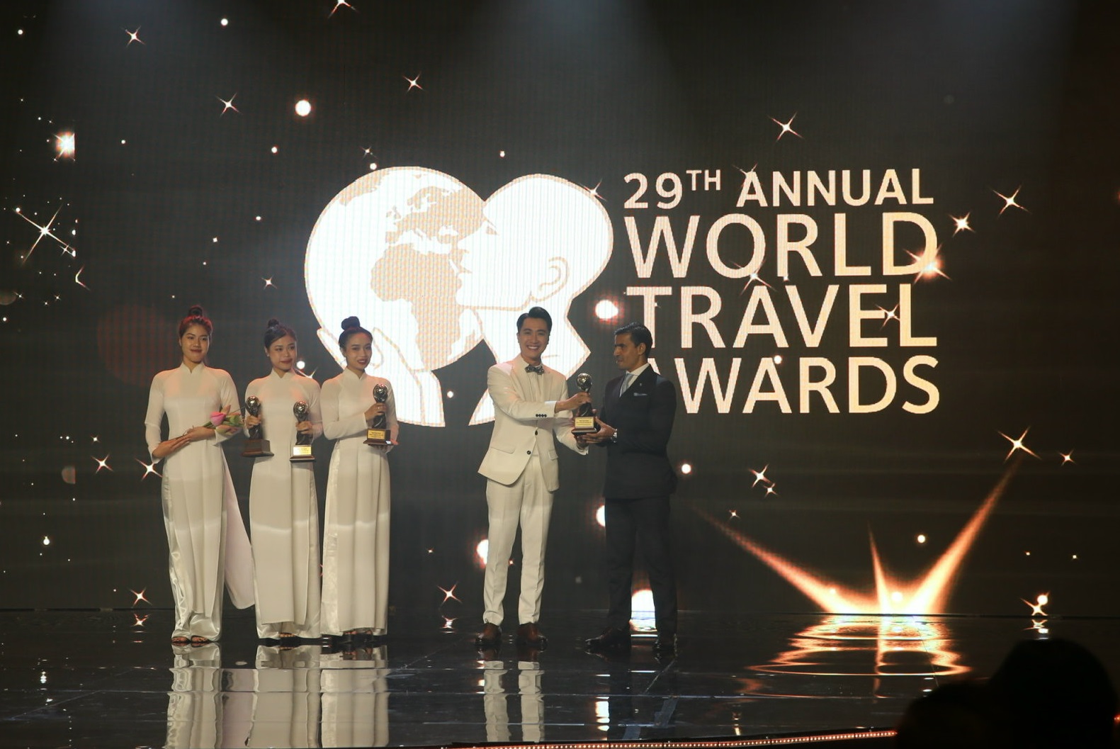 Đại diện Ban tổ chức trao giải cho các đơn vị nhận Giải thưởng World Travel Awards 2022 tối 7/9.