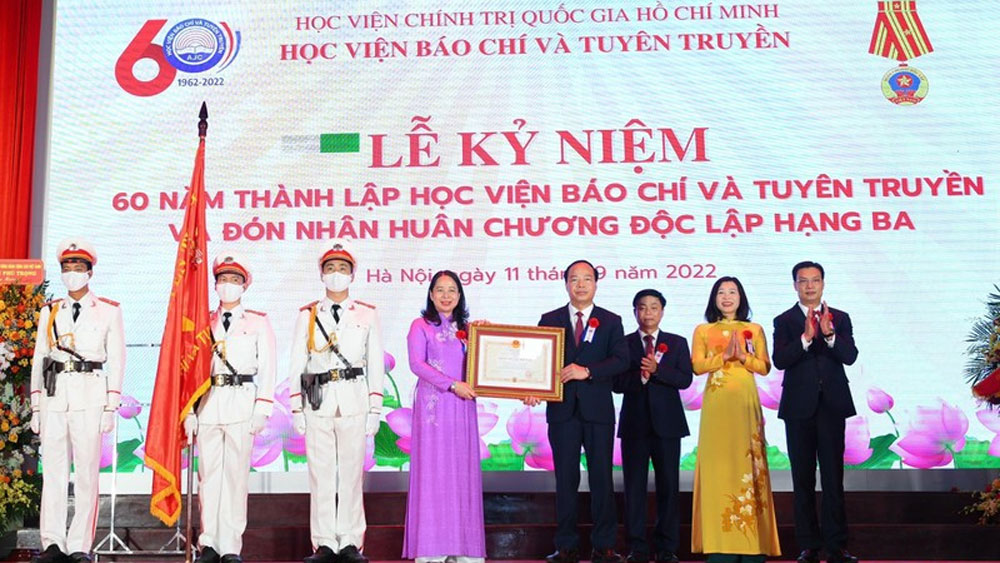 Thay mặt lãnh đạo Đảng và Nhà nước, Phó Chủ tịch nước Võ Thị Ánh Xuân trao tặng Huân chương Độc lập hạng Ba cho Học viện Báo chí và Tuyên truyền.