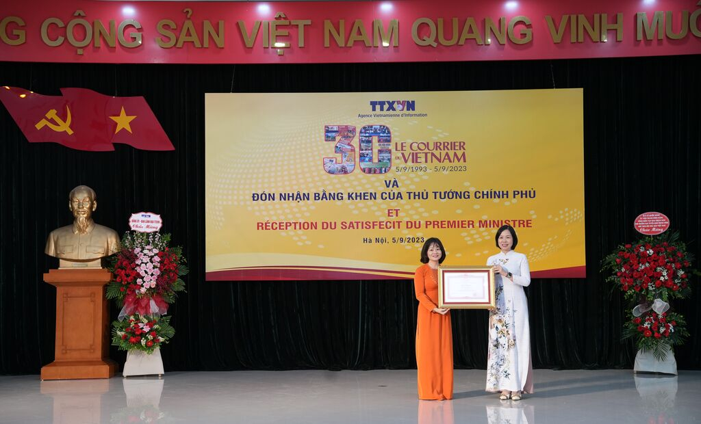 Báo Le Courrier du Vietnam vinh dự nhận Bằng khen của Thủ tướng Chính phủ. Ảnh: Minh Thu