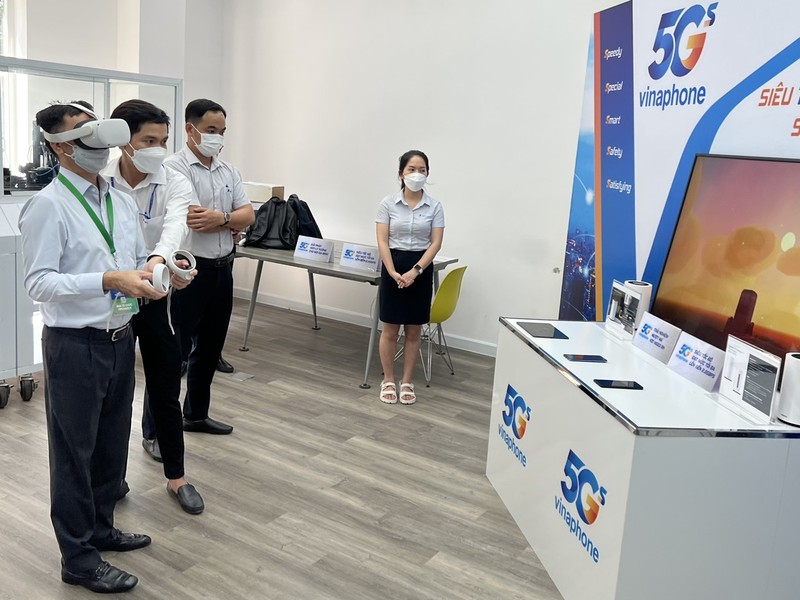 Khách hàng trải nghiệm các ứng dụng 5G của nhà mạng Vinaphone.