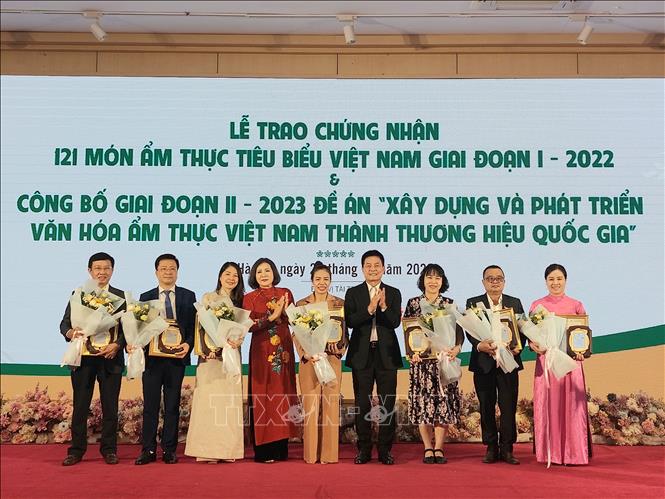 Trao chứng nhận các món ẩm thực tiêu biểu của Việt Nam. Ảnh: Đinh Thuận/TTXVN