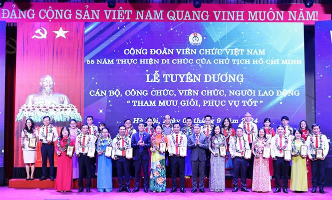 Phó Chủ tịch Tổng Liên đoàn Lao động Việt Nam, Chủ tịch Công đoàn Viên chức Việt Nam Ngọ Duy Hiểu trao quà và biểu trưng cho các cán bộ, công chức đã có thành tích xuất sắc, tiêu biểu trong phong trào thi đua 