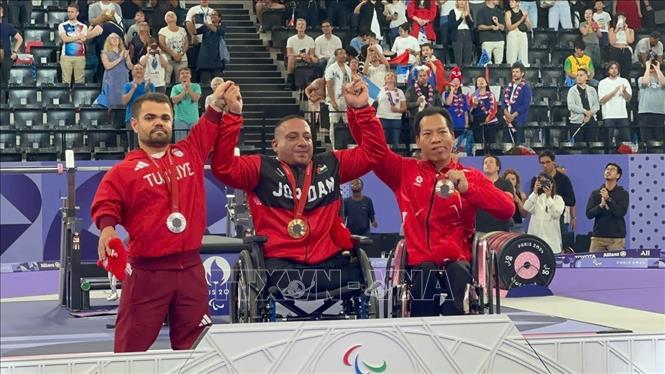 Lực sỹ Lê Văn Công xuất sắc giành  huy chương Đồng hạng 49kg môn cử tạ Paralympic 2024. Ảnh: TTXVN