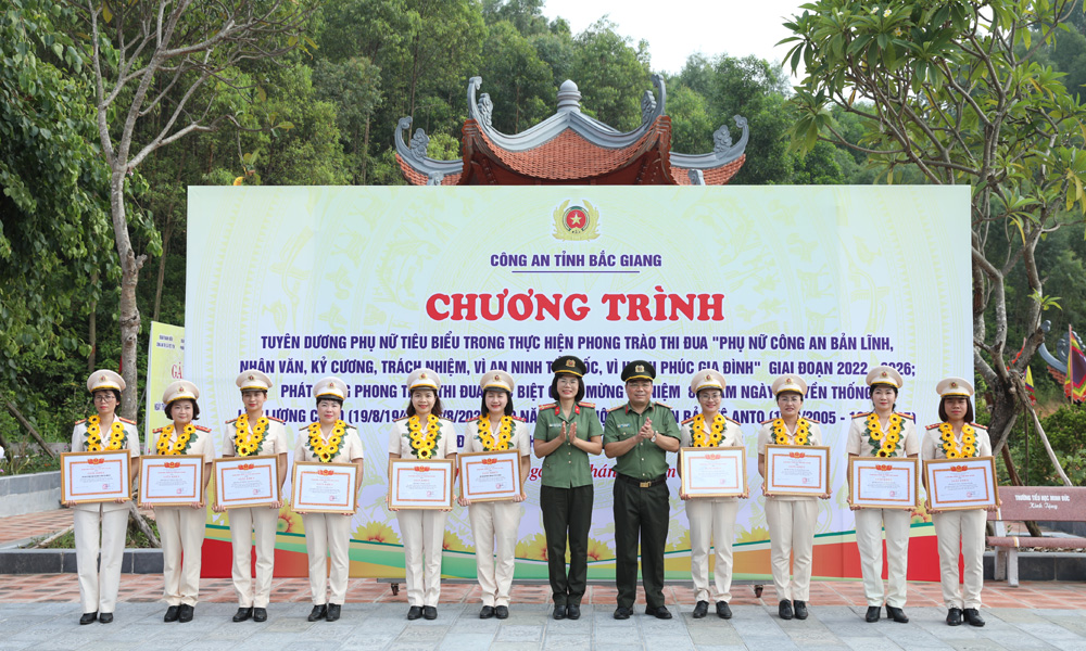 Lãnh đạo Ban Phụ nữ (Bộ Công an) và Công an tỉnh trao Giấy khen cho các tập thể có nhiều thành tích xuất sắc.