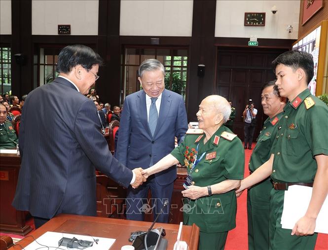 Tổng Bí thư, Chủ tịch nước Tô Lâm cùng Tổng Bí thư, Chủ tịch nước Lào Thongloun Sisoulith với Thiếu tướng Huỳnh Đắc Hương, Trưởng ban liên lạc toàn quốc Cựu quân tình nguyện và chuyên gia quân sự Việt Nam tại Lào. Ảnh: Trí Dũng/TTXVN