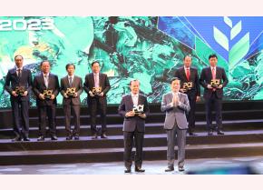 Đồng chí Mai Sơn nhận Kỷ niệm chương dành cho 10 tỉnh, TP xuất sắc nhất cả nước về thực hiện PCI năm 2023.