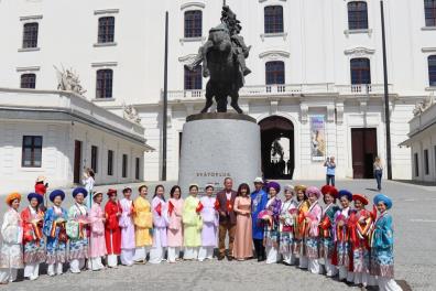 Đại sứ Việt Nam tại Slovakia Phạm Trường Giang cùng bà con Việt kiều chụp ảnh lưu niệm trước Lâu đài Bratislava.