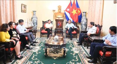 Đoàn đại biểu Hội Nhà báo Việt Nam tại cuộc gặp với Đại sứ Việt Nam tại Cuba Lê Quang Long. (Ảnh: TTXVN)
