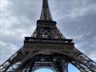 Tháp Eiffel được treo biểu tượng Olympic Paris 2024. Ảnh: Nguyễn Thu Hà/TTXVN