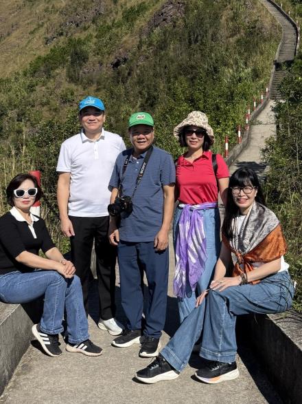 Trên sống lưng Khủng long