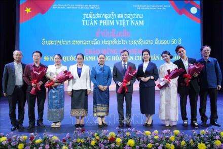 Các đại biểu Việt Nam - Lào chụp ảnh chung tại Lễ bế mạc Tuần phim Việt Nam tại thủ đô Vientiane. Ảnh: Đỗ Bá Thành/TTXVN