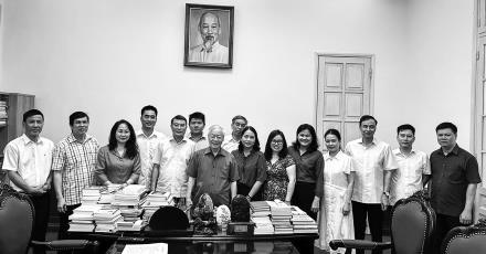 Tổng Bí thư Nguyễn Phú Trọng chụp ảnh cùng các phóng viên chuyên trách.
